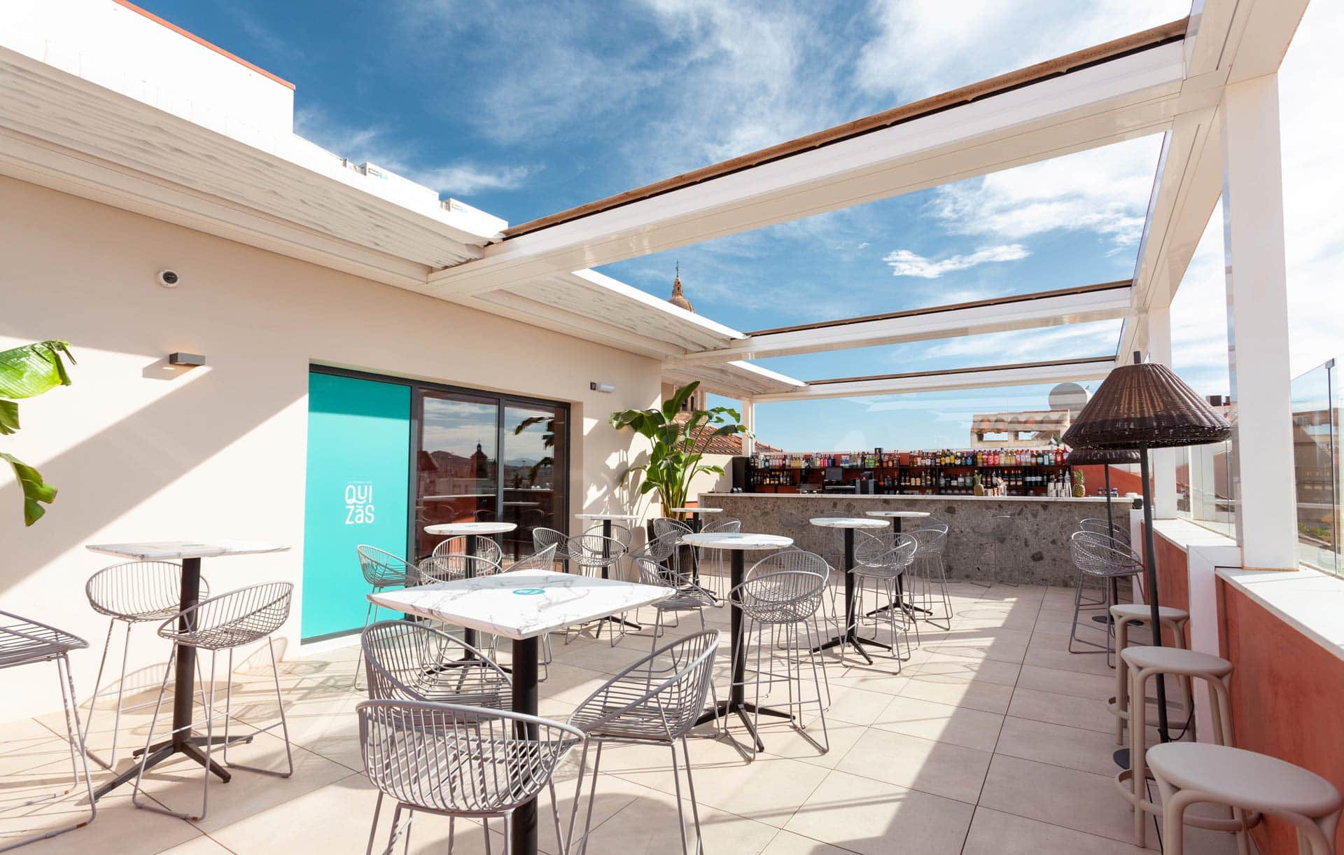 Zona de mesas y barra de la terraza del quizas en malaga