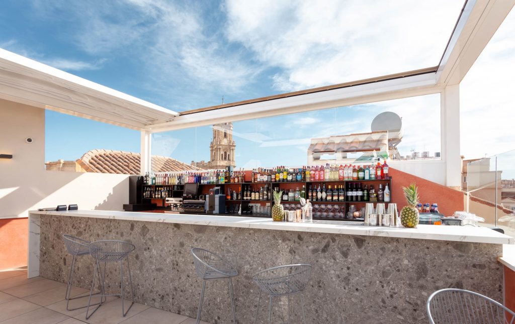 Barra de la terraza del Quizás en Málaga