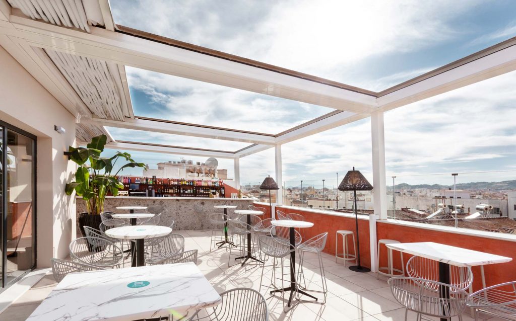 Zona de barra en la terraza del Quizás en Málaga, 2 de 3