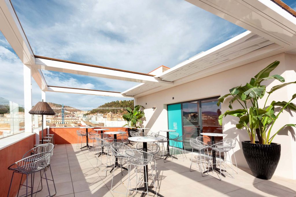 Zona de barra en la terraza del Quizás en Málaga, 3 de 3