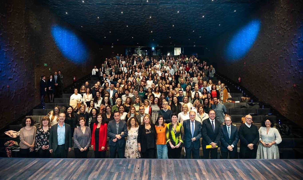 foto grupal de asistentes a la inauguracion del programa de reinsercion social de la caixa